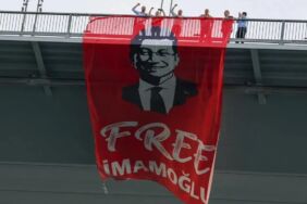 İmamoğlu'ndan köprüye asılan pankart için mesaj 'Silmeye çalıştıkça daha çok belirecek'