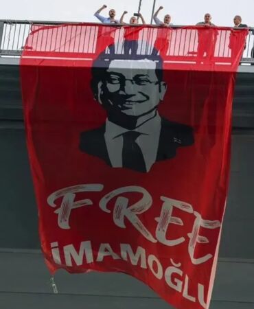 İmamoğlu'ndan köprüye asılan pankart için mesaj 'Silmeye çalıştıkça daha çok belirecek'