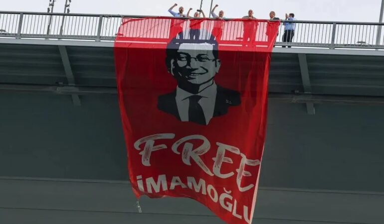 İmamoğlu'ndan köprüye asılan pankart için mesaj 'Silmeye çalıştıkça daha çok belirecek'