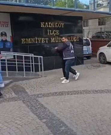 Kadıköy'de, CHP standı yakınında bir çocuğa yönelik saldırıyla ilgili 3 kişi gözaltına alındı