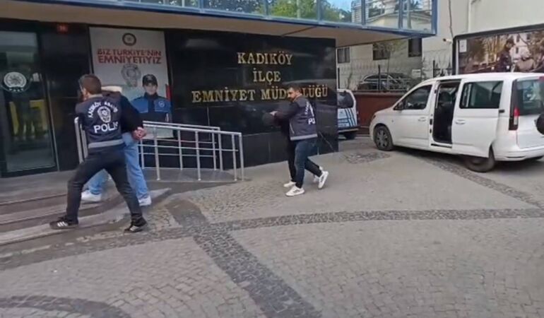 Kadıköy’de, CHP standı yakınında bir çocuğa yönelik saldırıyla ilgili 3 kişi gözaltına alındı!