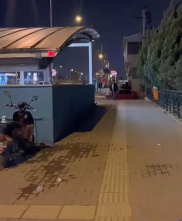 Metro istasyonunda bekleyen 3 arkadaşı bıçakladı