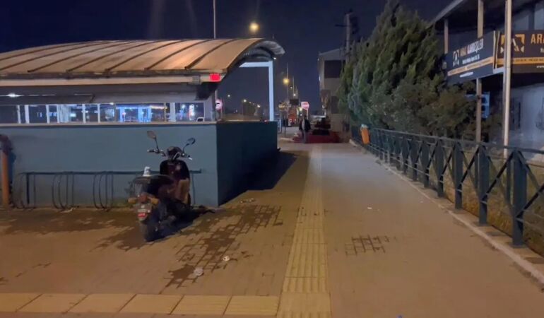 Metro istasyonunda bekleyen 3 arkadaşı bıçakladı