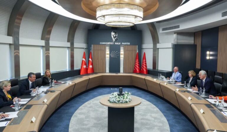 Özel Özel, Fransız senatörleri kabul etti