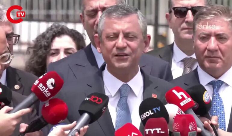Özgür Özel'den, Yeni Şafak'a seslendi 'Mehmet Şimşek'e odunla vurmuşlar!'