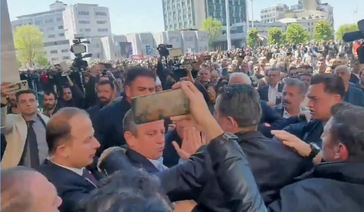 Son Dakika… Anma töreninde Özgür Özel'e yumruklu saldırı 'Ben Osmanlı torunuyum' (2)