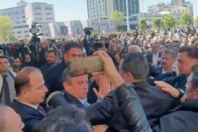 Son Dakika… Anma töreninde Özgür Özel'e yumruklu saldırı 'Ben Osmanlı torunuyum' (2)