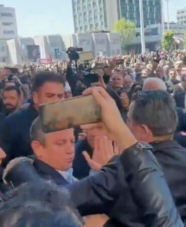 Son Dakika… Anma töreninde Özgür Özel'e yumruklu saldırı 'Ben Osmanlı torunuyum' (2)