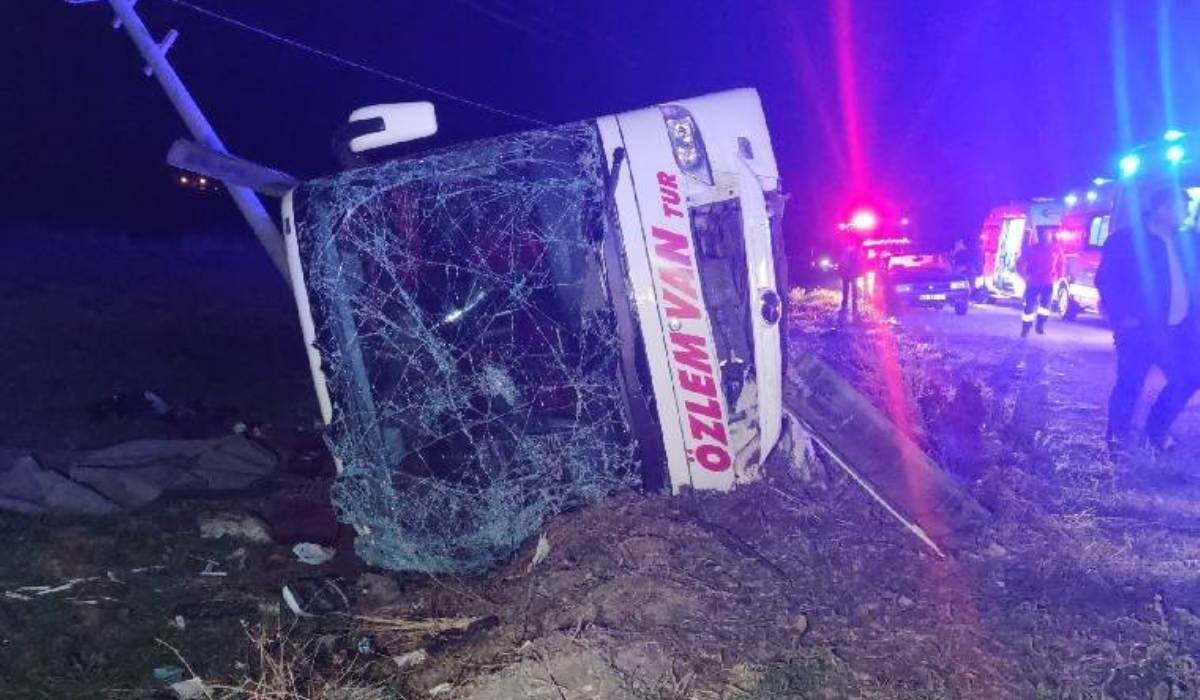 Van'da yolcu otobüsü devrildi Çok sayıda yaralı