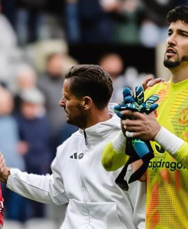 West Ham'dan Altay Bayındır paylaşımı 'Kaleci seviniyor mu' tepkisi çığ gibi büyüdü1