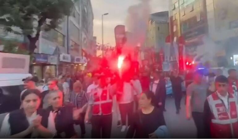 Esenler mitinginde İmamoğlu posterine engel