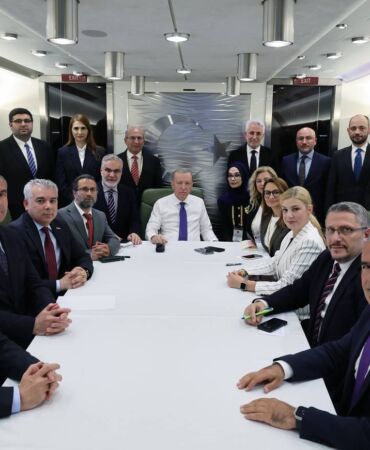 CUMHURBAŞKANI ERDOĞAN'DAN ÖNEMLİ AÇIKLAMALAR "BİRLİK VE BERABERLİĞİMİZİ GÜÇLENDİREN ADIMLARLA TERÖRÜN TAMAMEN TÜRKİYE GÜNDEMİNDEN ÇIKIŞI SAĞLANACAKTIR" "BİRKAÇ CILIZ SES ÇIKIYOR, VATANDAŞIMIZ SÜRECE SAHİP ÇIKTIKÇA BU SESLER DE KESİLECEK, BEKLENTİMİZ, TERÖR DEFTERİNİN BİR DAHA AÇILMAMAK ÜZERE KAPANMASIDIR" "TERÖR ÖRGÜTÜNÜN KENDİNİ FESHETMESİ, SİLAHI BIRAKMASI VAR. BUNUN EKSİKSİZ, SORUNSUZ VE YOL KAZASI YAŞANMADAN GERÇEKLEŞMESİNE ODAKLANIYORUZ. DEVLETİMİZİN BİRLİĞİ, BÜTÜNLÜĞÜ, ÜNİTER YAPISI, REJİMİ, BAYRAĞI, RESMİ DİLİ GİBİ KONULARIN TARTIŞMAYA AÇILMASINA RIZA GÖSTERMEYİZ. KİMSENİN TEREDDÜDÜ OLMASIN" "AMERİKAN BAŞKANI TRUMP, RUSYA DEVLET BAŞKANI PUTİN VE UKRAYNA DEVLET BAŞKANI ZELENSKİY İLE UKRAYNA'DA BARIŞIN BİR AN ÖNCE TESİSİ AMACIYLA YÜRÜTTÜĞÜMÜZ HASSAS SÜRECE, AVRUPA BİRLİĞİ DAHİL İLGİLİ TÜM TARAFLARIN DESTEĞİNİ BEKLİYORUZ" "(ABD'NİN SURİYE YAPTIRIMLARININ KALDIRILMASI KARARI) DOSTUM TRUMP'IN KARARININ, AVRUPA BİRLİĞİ BAŞTA OLMAK ÜZERE İLGİLİ TÜM TARAFLARA ÖRNEK OLMASINI TEMENNİ EDİYORUM" "TERÖRSÜZ TÜRKİYE'NİN NİHAİ HEDEFİ BELLİDİR. SİLAHLARI GÖMMEK. TERÖR ÖRGÜTÜNÜN SİLAHLARINI TAMAMEN BIRAKMASI, FESİH KARARININ EKSİKSİZ BİÇİMDE UYGULANMASI, İLLEGALİTENİN TERK EDİLMESİ ŞART" "SINIRLARIMIZ DIŞINDAKİ TERÖRİSTLERİN SİLAHLARININ NE ŞEKİLDE TESLİM EDİLECEĞİ İLE İLGİLİ KOMŞULARIMIZDAKİ MUHATAPLARIYLA DA GÖRÜŞMELER YÜRÜTÜLÜYOR" "TERÖRLE MÜCADELEDE ELDE ETTİĞİMİZ BAŞARILAR SADECE DEVLET POLİTİKALARIYLA OLMADI; MİLLETİMİZİN KARARLILIĞI VE DAYANIŞMASIYLA DA OLDU.  TERÖRLE MÜCADELEDE ELDE ETTİĞİMİZ BAŞARILAR SADECE DEVLET POLİTİKALARIYLA OLMADI; MİLLETİMİZİN KARARLILIĞI VE DAYANIŞMASIYLA DA OLDU" "DEVLETİMİZİN BİRLİĞİ, BÜTÜNLÜĞÜ, ÜNİTER YAPISI, REJİMİ, BAYRAĞI, RESMİ DİLİ GİBİ KONULARIN TARTIŞMAYA AÇILMASINA RIZA GÖSTERMEYİZ" "(PUTİN ZELENSKİY GÖRÜŞMESİNİN OLMAMASI) BURADA BİZDEN KAYNAKLI HERHANGİ BİR DURUM SÖZ KONUSU DEĞİL" "BU CİNNET HALİNİ NE KADAR ERKEN TERK EDERLERSE, HERKES İÇİN O KADAR İYİ OLUR"
