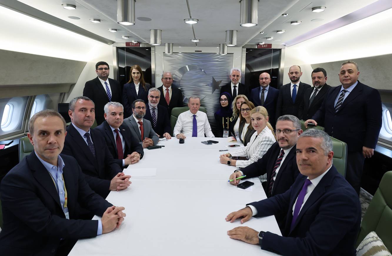 CUMHURBAŞKANI ERDOĞAN'DAN ÖNEMLİ AÇIKLAMALAR "BİRLİK VE BERABERLİĞİMİZİ GÜÇLENDİREN ADIMLARLA TERÖRÜN TAMAMEN TÜRKİYE GÜNDEMİNDEN ÇIKIŞI SAĞLANACAKTIR" "BİRKAÇ CILIZ SES ÇIKIYOR, VATANDAŞIMIZ SÜRECE SAHİP ÇIKTIKÇA BU SESLER DE KESİLECEK, BEKLENTİMİZ, TERÖR DEFTERİNİN BİR DAHA AÇILMAMAK ÜZERE KAPANMASIDIR" "TERÖR ÖRGÜTÜNÜN KENDİNİ FESHETMESİ, SİLAHI BIRAKMASI VAR. BUNUN EKSİKSİZ, SORUNSUZ VE YOL KAZASI YAŞANMADAN GERÇEKLEŞMESİNE ODAKLANIYORUZ. DEVLETİMİZİN BİRLİĞİ, BÜTÜNLÜĞÜ, ÜNİTER YAPISI, REJİMİ, BAYRAĞI, RESMİ DİLİ GİBİ KONULARIN TARTIŞMAYA AÇILMASINA RIZA GÖSTERMEYİZ. KİMSENİN TEREDDÜDÜ OLMASIN" "AMERİKAN BAŞKANI TRUMP, RUSYA DEVLET BAŞKANI PUTİN VE UKRAYNA DEVLET BAŞKANI ZELENSKİY İLE UKRAYNA'DA BARIŞIN BİR AN ÖNCE TESİSİ AMACIYLA YÜRÜTTÜĞÜMÜZ HASSAS SÜRECE, AVRUPA BİRLİĞİ DAHİL İLGİLİ TÜM TARAFLARIN DESTEĞİNİ BEKLİYORUZ" "(ABD'NİN SURİYE YAPTIRIMLARININ KALDIRILMASI KARARI) DOSTUM TRUMP'IN KARARININ, AVRUPA BİRLİĞİ BAŞTA OLMAK ÜZERE İLGİLİ TÜM TARAFLARA ÖRNEK OLMASINI TEMENNİ EDİYORUM" "TERÖRSÜZ TÜRKİYE'NİN NİHAİ HEDEFİ BELLİDİR. SİLAHLARI GÖMMEK. TERÖR ÖRGÜTÜNÜN SİLAHLARINI TAMAMEN BIRAKMASI, FESİH KARARININ EKSİKSİZ BİÇİMDE UYGULANMASI, İLLEGALİTENİN TERK EDİLMESİ ŞART" "SINIRLARIMIZ DIŞINDAKİ TERÖRİSTLERİN SİLAHLARININ NE ŞEKİLDE TESLİM EDİLECEĞİ İLE İLGİLİ KOMŞULARIMIZDAKİ MUHATAPLARIYLA DA GÖRÜŞMELER YÜRÜTÜLÜYOR" "TERÖRLE MÜCADELEDE ELDE ETTİĞİMİZ BAŞARILAR SADECE DEVLET POLİTİKALARIYLA OLMADI; MİLLETİMİZİN KARARLILIĞI VE DAYANIŞMASIYLA DA OLDU. TERÖRLE MÜCADELEDE ELDE ETTİĞİMİZ BAŞARILAR SADECE DEVLET POLİTİKALARIYLA OLMADI; MİLLETİMİZİN KARARLILIĞI VE DAYANIŞMASIYLA DA OLDU" "DEVLETİMİZİN BİRLİĞİ, BÜTÜNLÜĞÜ, ÜNİTER YAPISI, REJİMİ, BAYRAĞI, RESMİ DİLİ GİBİ KONULARIN TARTIŞMAYA AÇILMASINA RIZA GÖSTERMEYİZ" "(PUTİN ZELENSKİY GÖRÜŞMESİNİN OLMAMASI) BURADA BİZDEN KAYNAKLI HERHANGİ BİR DURUM SÖZ KONUSU DEĞİL" "BU CİNNET HALİNİ NE KADAR ERKEN TERK EDERLERSE, HERKES İÇİN O KADAR İYİ OLUR"