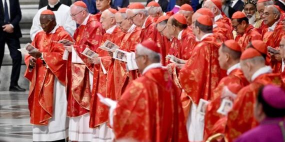 Sistine Şapeli’nden beyaz duman yükseldi: Yeni papa seçildi!