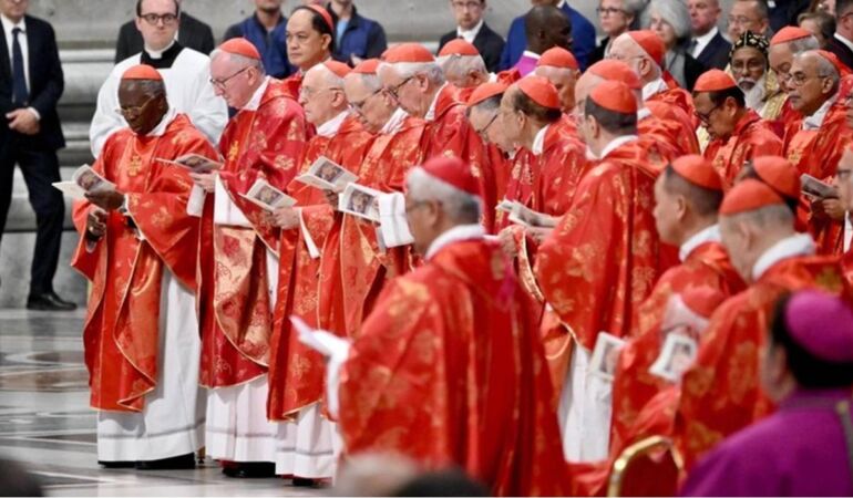 Sistine Şapeli’nden beyaz duman yükseldi: Yeni papa seçildi!