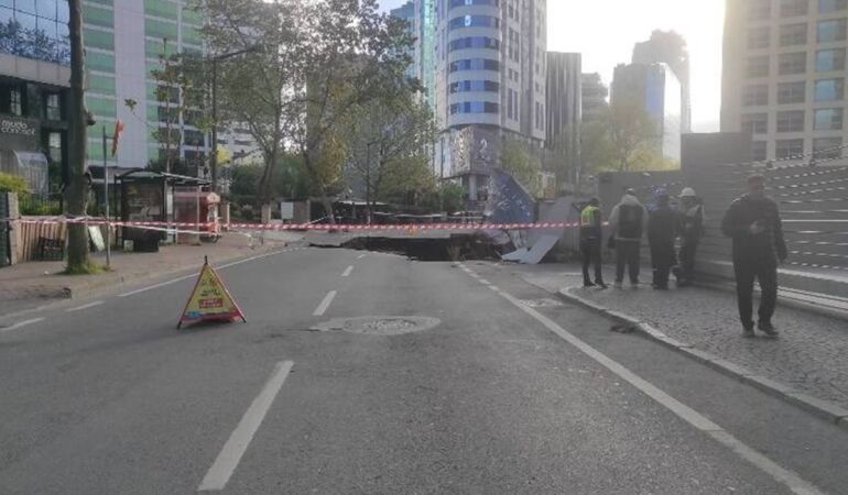 Sarıyer’de yol çöktü… Cadde trafiğe kapatıldı!