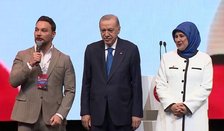 Sinan Akçıl, Cumhurbaşkanı Erdoğan’ın elini öptü sonra da şarkı söyledi!