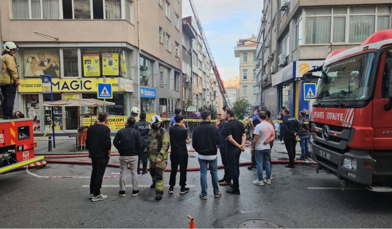 Şişli’de korkutan yangın: İki binaya sıçradı!