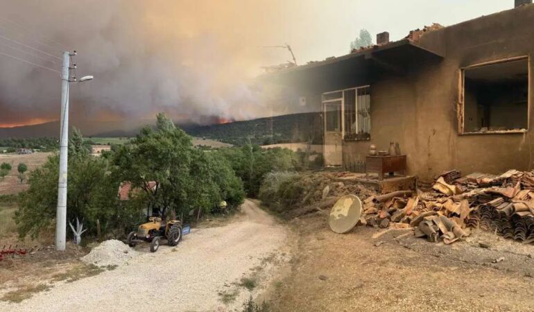 Bilecik kıyısında felaket Köy yangında kül oldu