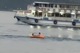 Çocuklar şişme botla denize açıldı