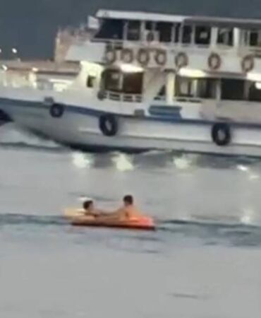 Çocuklar şişme botla denize açıldı