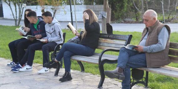 Denizli’de örnek proje: Muhtar muhtarlığı kütüphaneye dönüştürdü