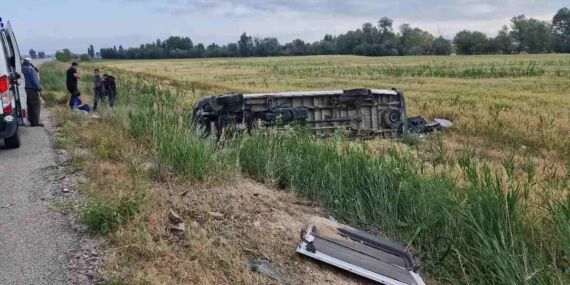 Düğünden minibüsü devrildi: Çok sayıda yaralı var!