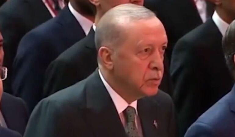 Erdoğan’a sürpriz telefon! Salondan aniden ayrıldı