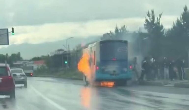 Erzurum’da seyir halindeki otobüs alev aldı!