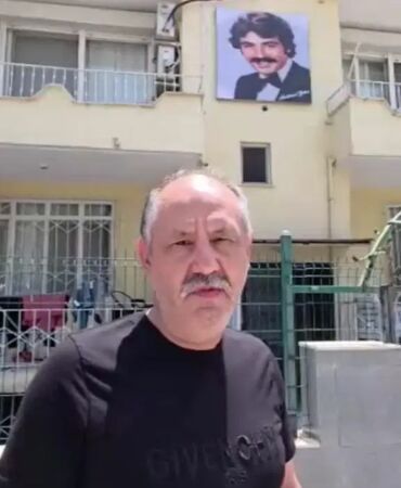 Evinin duvarına Ferdi Tayfur’un ışıklı panosunu yaptırdı 'Anne ve babamın ölümünde bile bu kadar sarsılmadım'