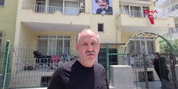 Evinin duvarına Ferdi Tayfur’un ışıklı panosunu yaptırdı: ‘Anne ve babamın ölümünde bile bu kadar sarsılmadım’