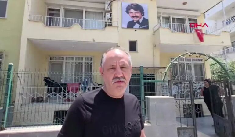 Evinin duvarına Ferdi Tayfur’un ışıklı panosunu yaptırdı 'Anne ve babamın ölümünde bile bu kadar sarsılmadım'