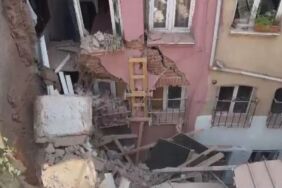 Fatih'te üç katlı binanın balkonu çöktü