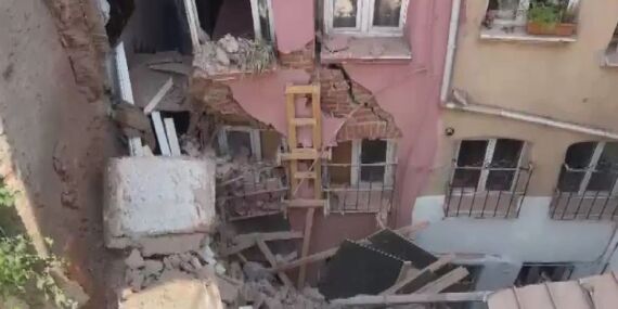 Fatih’te üç katlı binanın balkonu çöktü!