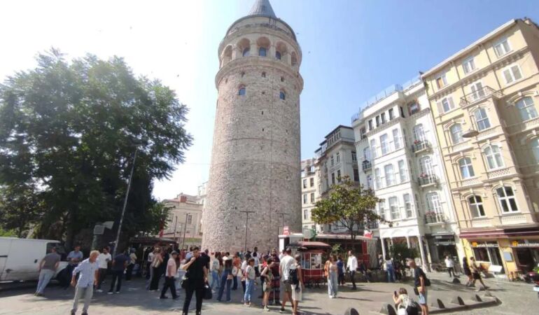 Galata Kulesi'nden düşen genç hayatını kaybetti