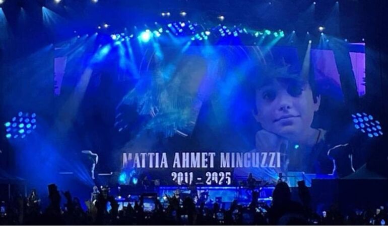 Gun’s N’ Roses konserinde Ahmet Minguzzi’yi unutmadı!