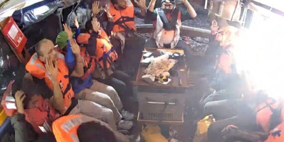 İsrail Ordusu Madleen gemisine müdahale etti: Türk aktivistlerle irtibat kesildi!