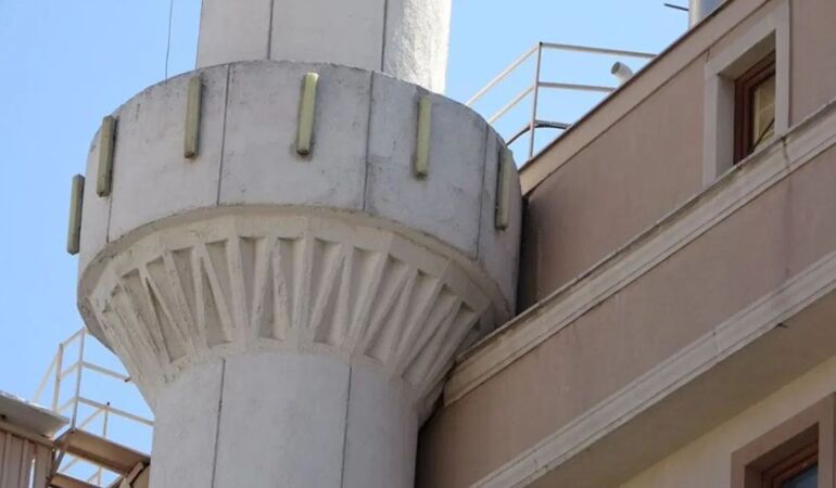 İstanbul Pendik’te sıra dışı cami mimarisi Minareyle kurs binası iç içe geçti