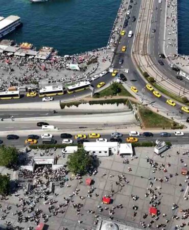 İstanbul'da bayram hareketliliği Eminönü ve Galata Köprüsü'ndeki havadan görüntülendi