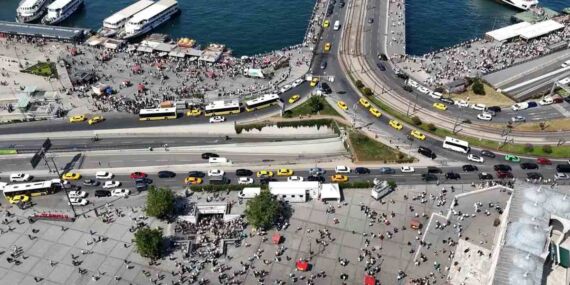 İstanbul’da bayram hareketliliği: Eminönü ve Galata Köprüsü’ndeki havadan görüntülendi