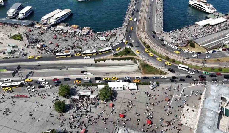 İstanbul'da bayram hareketliliği Eminönü ve Galata Köprüsü'ndeki havadan görüntülendi