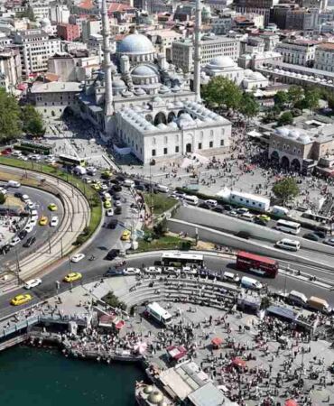 İstanbul'da bayram hareketliliği Eminönü ve Galata Köprüsü'ndeki havadan görüntülendi1