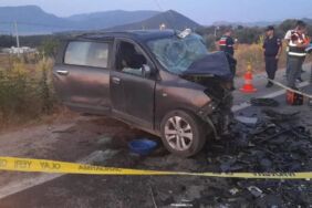 İzmir'de 3 otomobilin karıştığı zincirleme trafik kazası... Ölüler ve yaralılar var