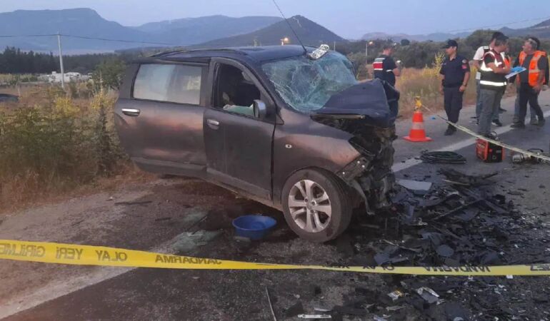 İzmir'de 3 otomobilin karıştığı zincirleme trafik kazası... Ölüler ve yaralılar var