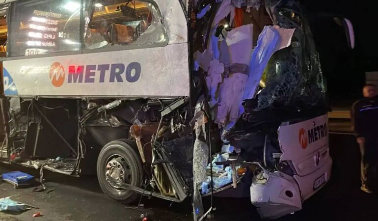 Metro'ya ait yolcu otobüsü TIR'a çarptı Çok sayıda yaralı var