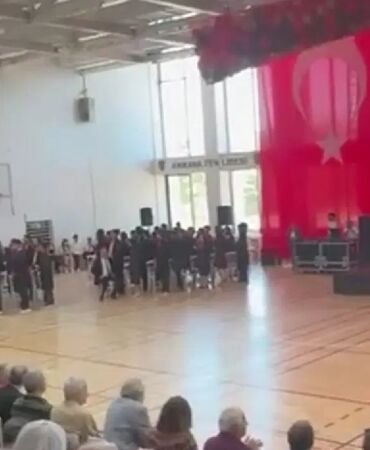Mezuniyet töreninde sırt çevirerek protesto Ankara Fen Lisesi öğrencilerinden müdüre tepki!