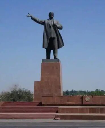 Orta Asya’daki en yüksek Lenin heykeli kaldırıldı! Yerine bayrak direği dikilecek