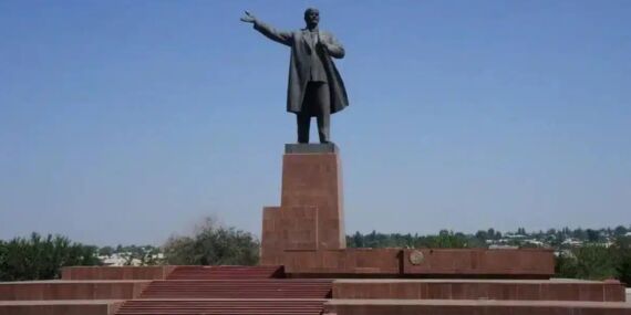 Orta Asya’daki en yüksek Lenin heykeli kaldırıldı! Yerine bayrak direği dikilecek
