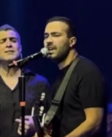 Özcan Deniz’in sahnesine Mert Demir konuk oldu Birlikte 'Dön Desem'i söylediler