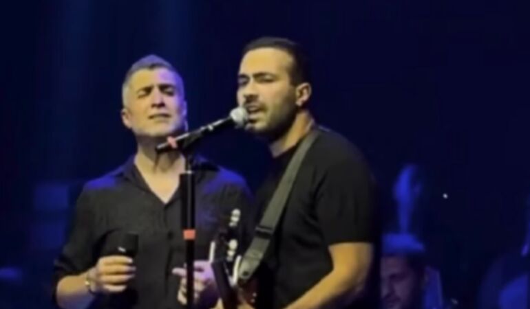 Özcan Deniz’in sahnesine Mert Demir konuk oldu Birlikte 'Dön Desem'i söylediler